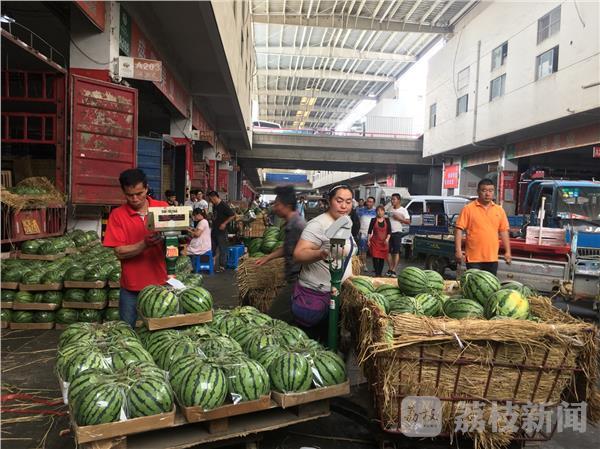 2025新澳门彩历史记录和商家互砸西瓜丢荔枝与